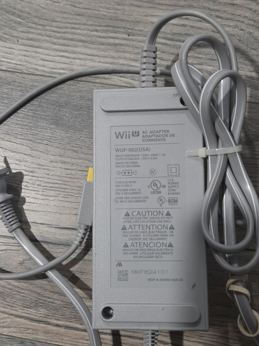 32GB Nintendo Wii U AC Connection and Console Deluxe Set only Pre-Owned and Tested