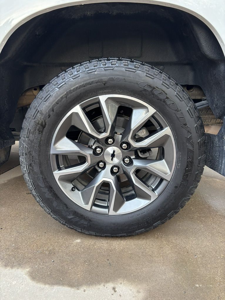 Chevrolet Silverado 1500 OEM Wheels & Tires 20