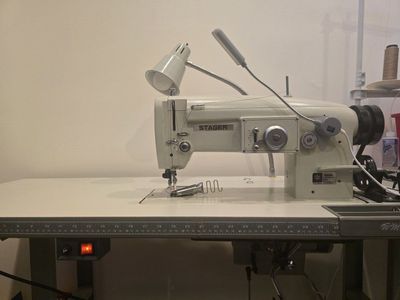 Industrial Walking Foot Sewing Machine + many attachments. STAGER SZ-21-5N