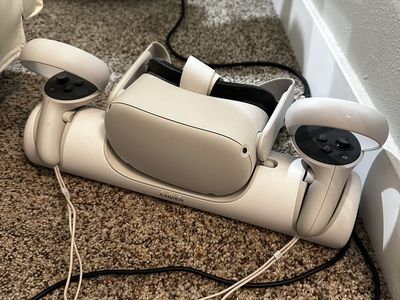 Meta (Oculus) Quest 2 w/ Charging Dock & Case