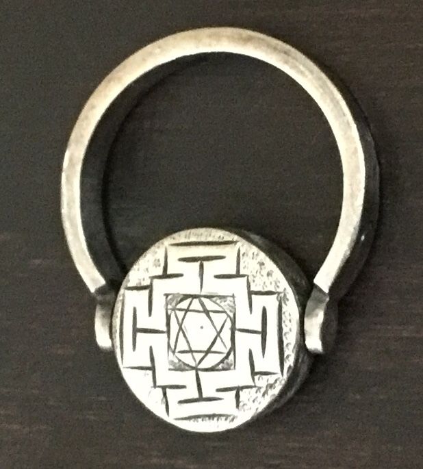 Spinner Ring – Double-Sided Geometric Symbol Design