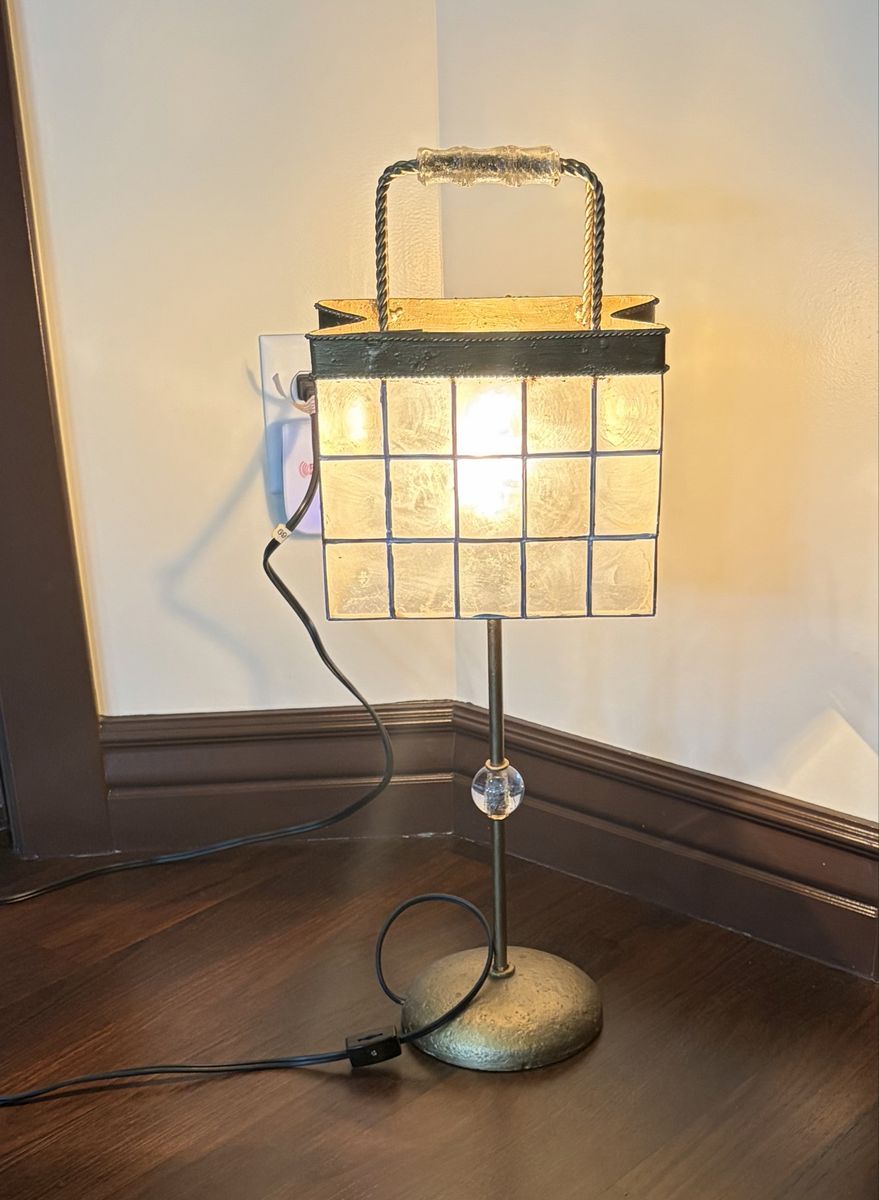 Vintage style accent miniature handbag lamp
