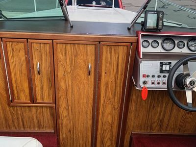 21' SEA RAY SEVILLE CUDDY CABIN