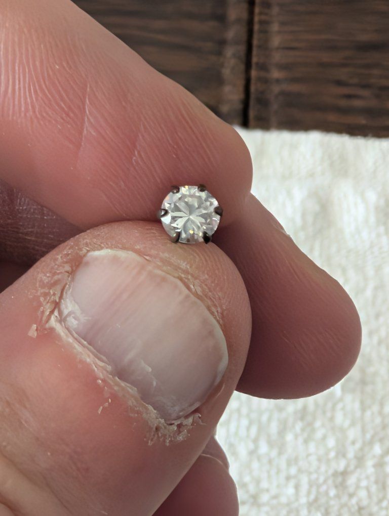 Single Silver-Tone Cubic Zirconia moissanite Stud Earring .925 sterling silver