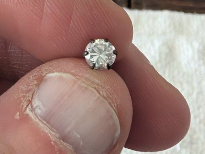 Single Silver-Tone Cubic Zirconia moissanite Stud Earring .925 sterling silver