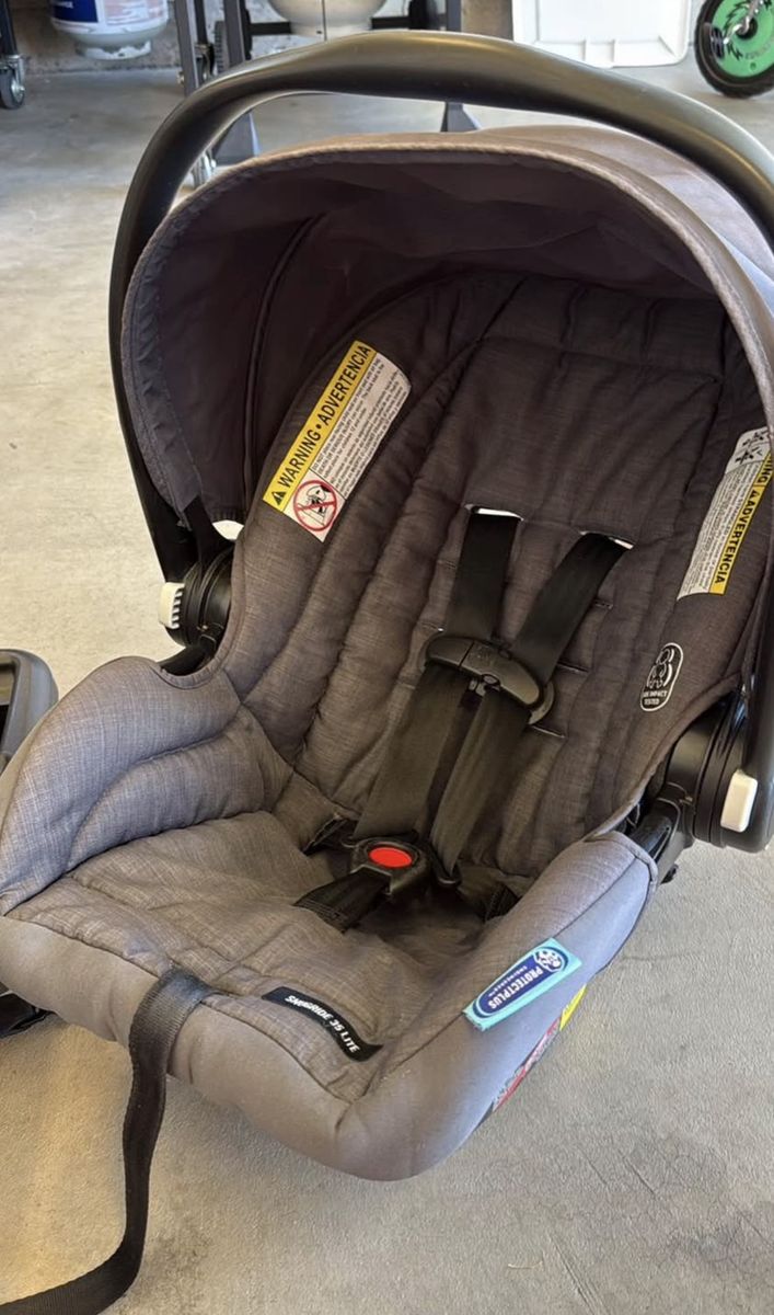 Graco SnugRide 35 Lite Infant Car Seat and 2 bases