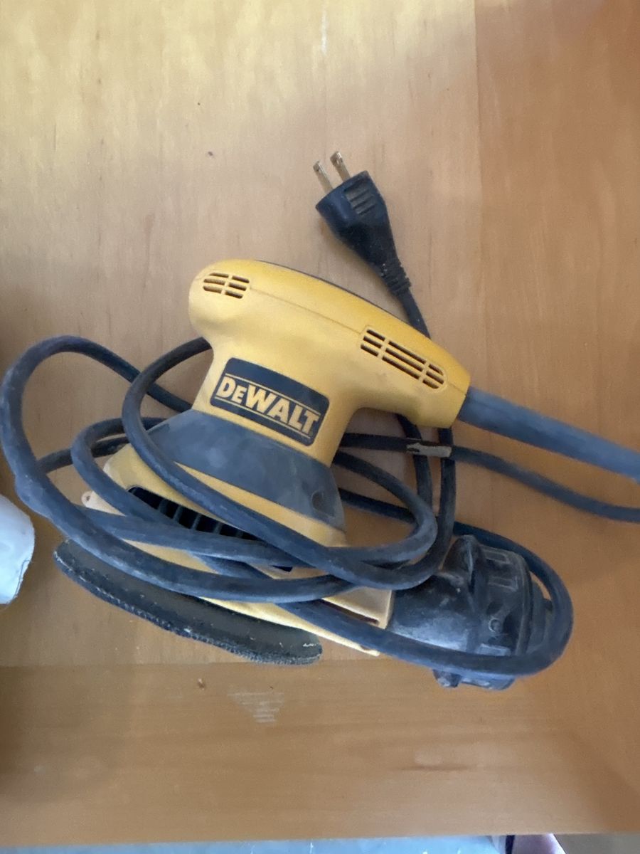 DeWalt Corded Random Orbit Palm Sander with Hard Case and Sanding Discs
