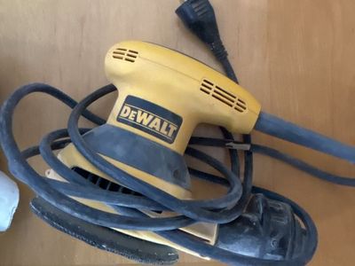 DeWalt Corded Random Orbit Palm Sander with Hard Case and Sanding Discs