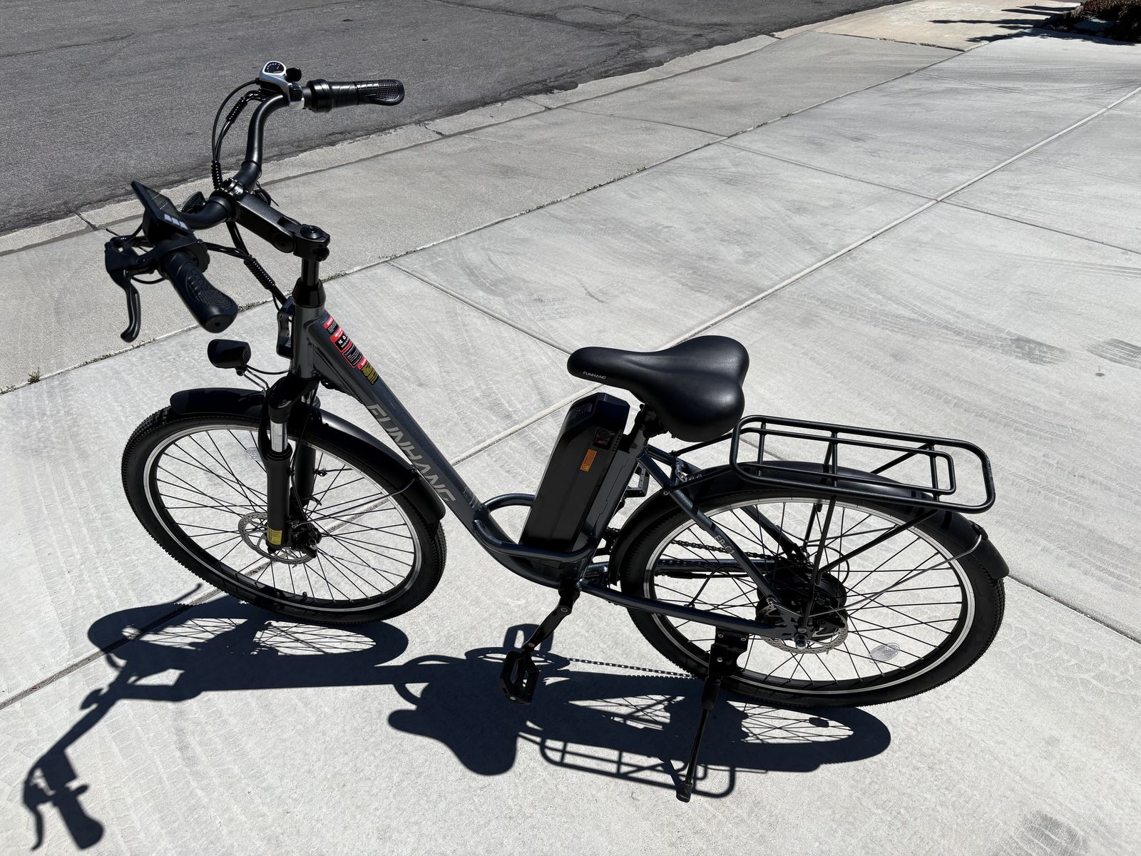 22mph electric bike in perfect condition, with rear rack, fenders, and a removable battery