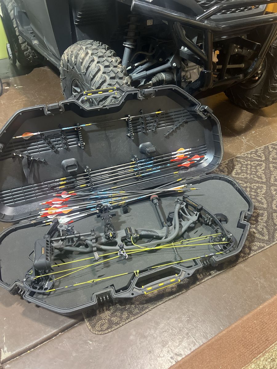 Hoyt Carbon RX-3 Compound Bow in Hard Case with Arrows
