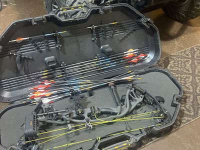 Hoyt Carbon RX-3 Compound Bow in Hard Case with Arrows