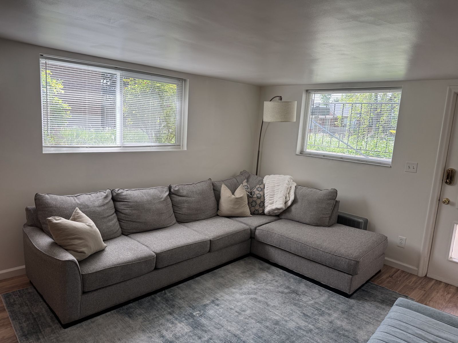 Left hand gray sectional 122in x 36in x 86in