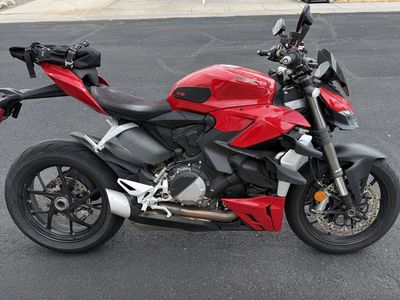‘23 Ducati Streetfighter V2 stock