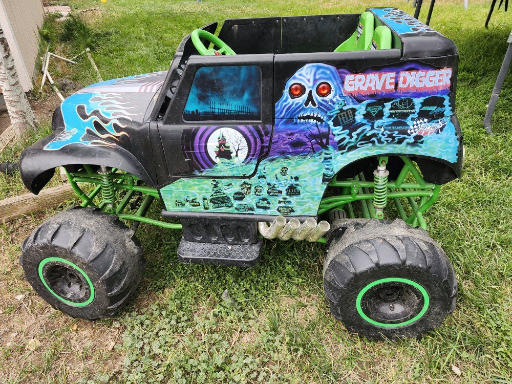 Monster Jam Grave Digger 24V Ride-On Monster Truck Toy with Charger