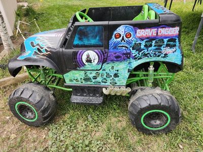 Monster Jam Grave Digger 24V Ride-On Monster Truck Toy with Charger