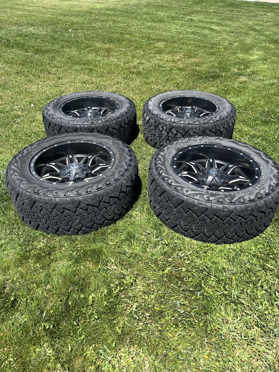 20x10 fuel off-road/ venom Terra hunter 35x12.5r20 8x6.5