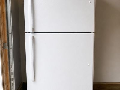 2021 Seasons 18 Cu. Ft. Refrigerator – Like New
