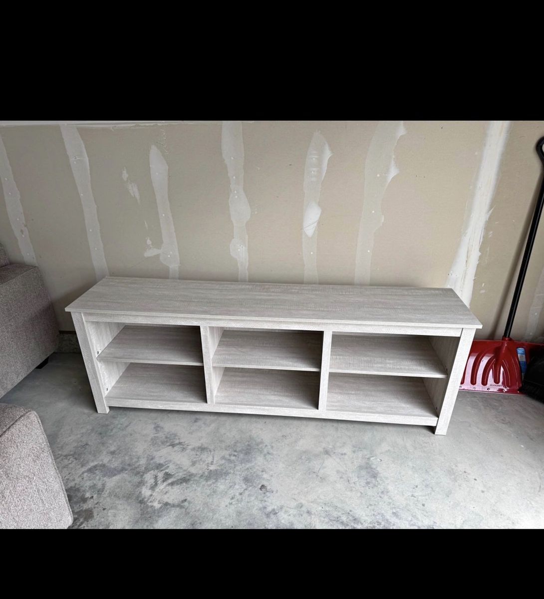 Tv stand fits 75” tv obo