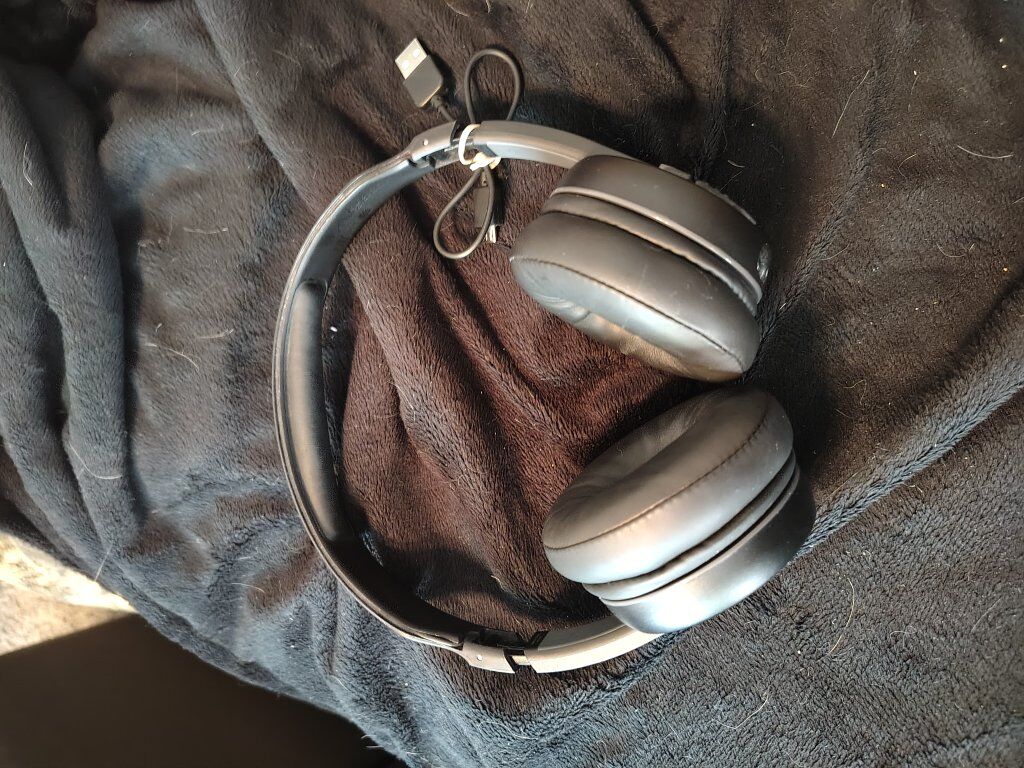 very nice, like new skull candy Bluetooth headphon