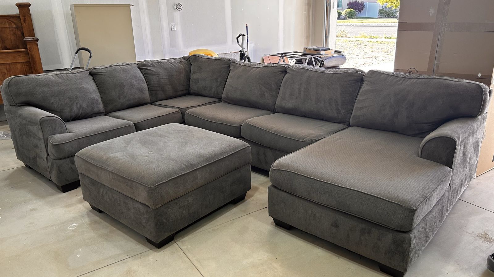 Spacious Gray Sectional Sofa with Chaise and Ottoman - Comfortable & Versatile Seating
