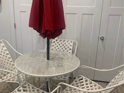 Nice White Outdoor Metal Table & Chairs W/Solar Umbrella