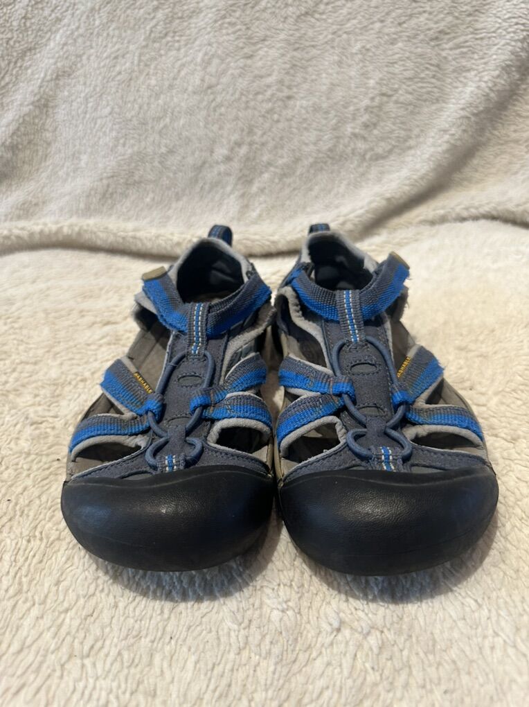 Keen Youth Size 5 Blue Stripe Wtrprf Hiking Sandal