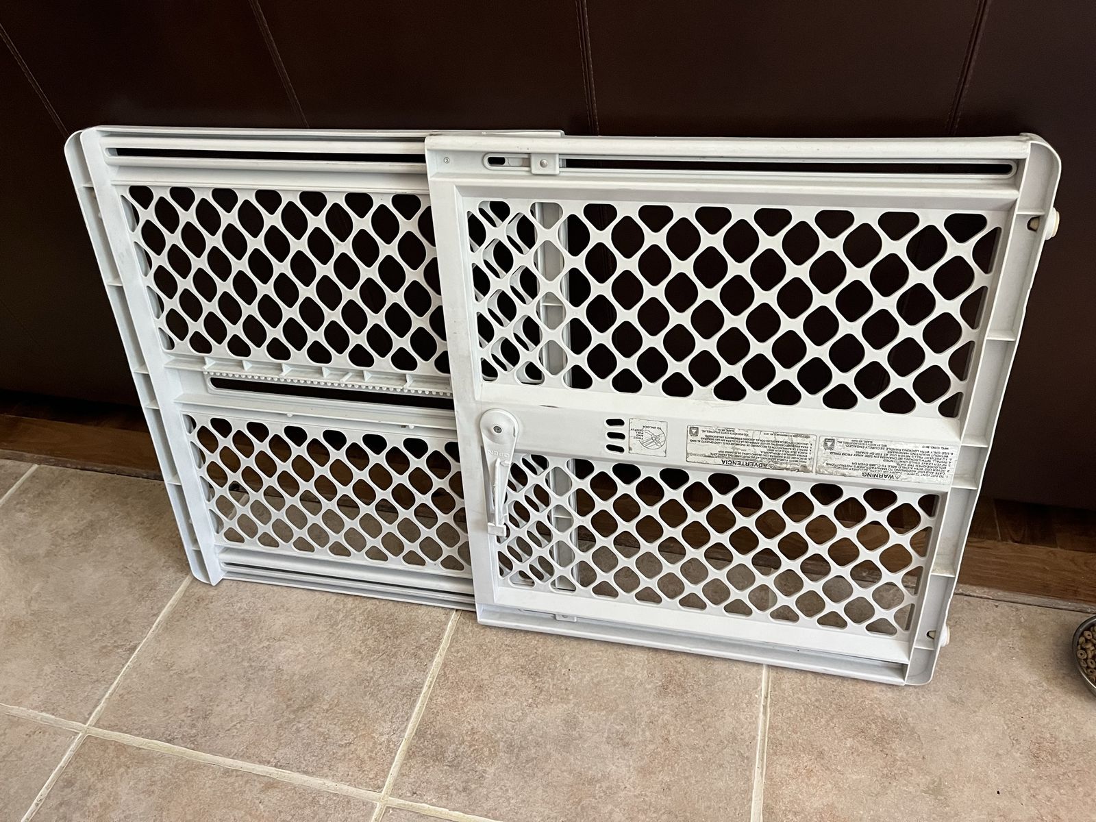 Adjustable baby gate 41” L 26” T