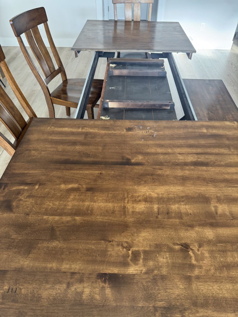 The District  Collection Dining set