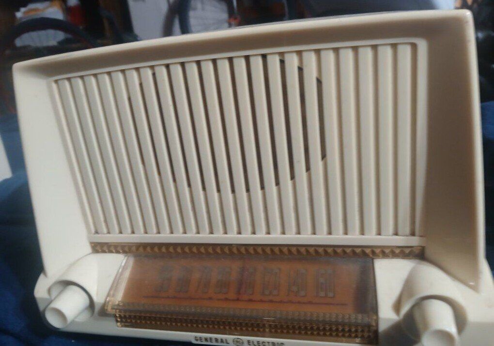 Vintage 1951 General Electric Tube Radio Model 423