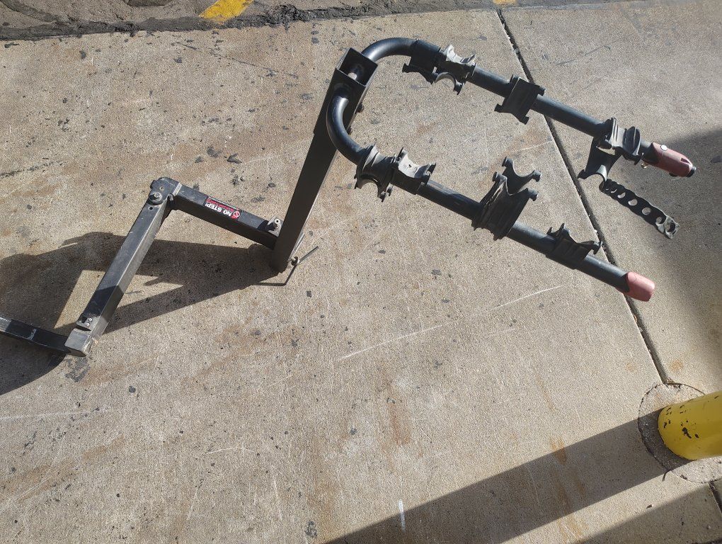 YAKIMA 4 BIKES HITCH RACK WITH CABLE LOCK AND KEY ...SWING AWAY