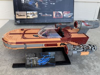 LEGO Star Wars UCS Luke Skywalker's Landspeeder 75341 with Minifigure & Display Stand