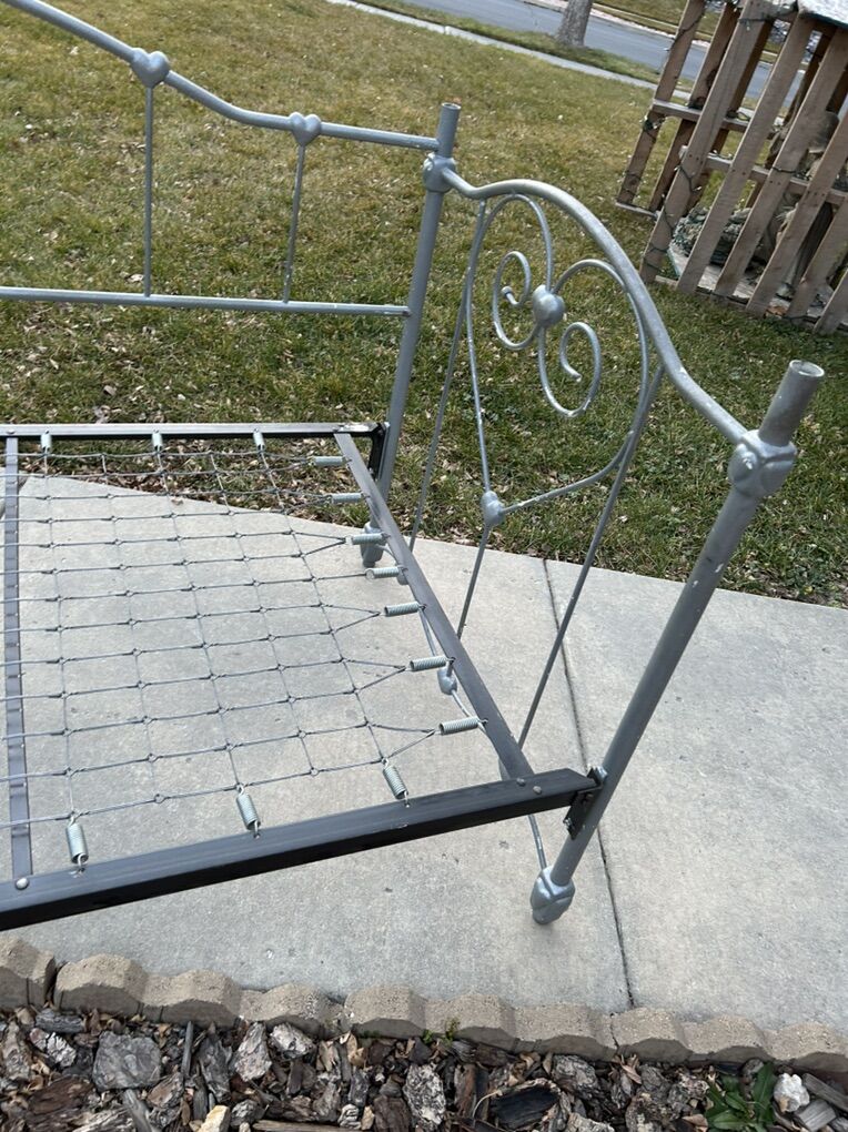 Beautiful Metal Heart Kid Day Bed Frame Twin Size