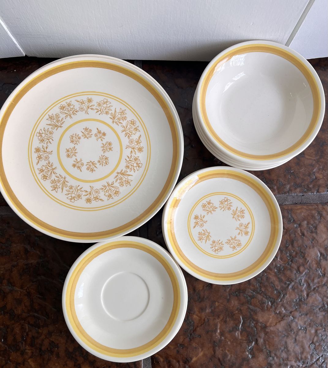 This item is a vintage Royal China Jeannette "Queen's Lace" set of 4