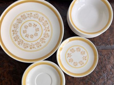 This item is a vintage Royal China Jeannette "Queen's Lace" set of 4