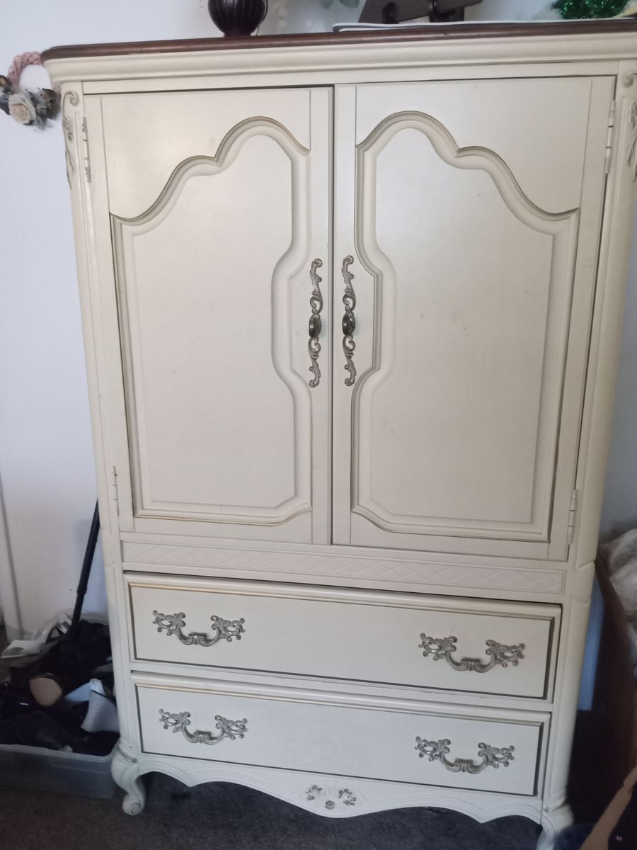 Beautiful 4 Drawer Chester Drawer Dresser