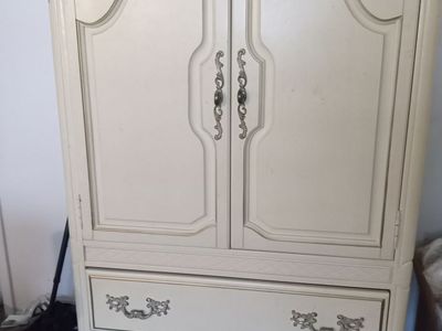 Beautiful 4 Drawer Chester Drawer Dresser