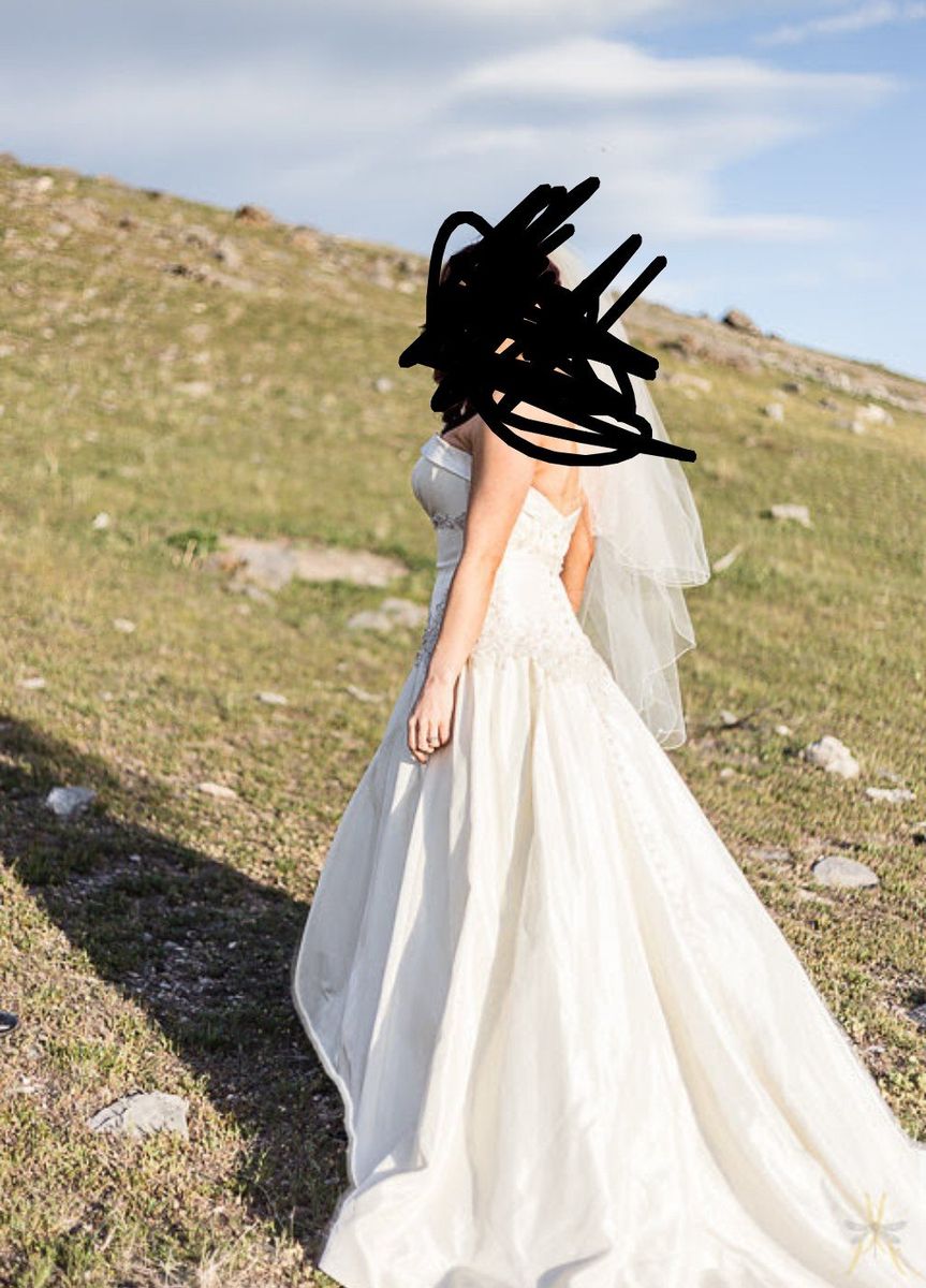 Elegant Ivory Strapless Wedding Dress with Beaded Embellishments