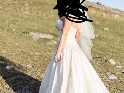 Elegant Ivory Strapless Wedding Dress with Beaded Embellishments