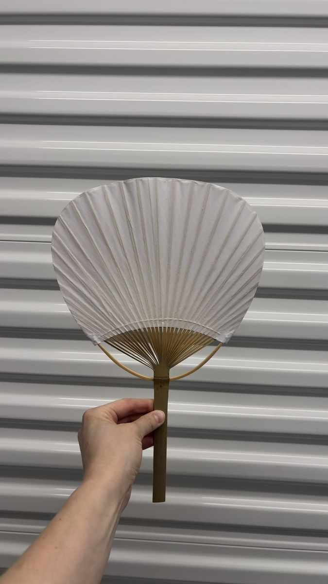 Never-used, White Paper Hand Fans with Bamboo Handle Bulk Wedding Favors 100 Pack