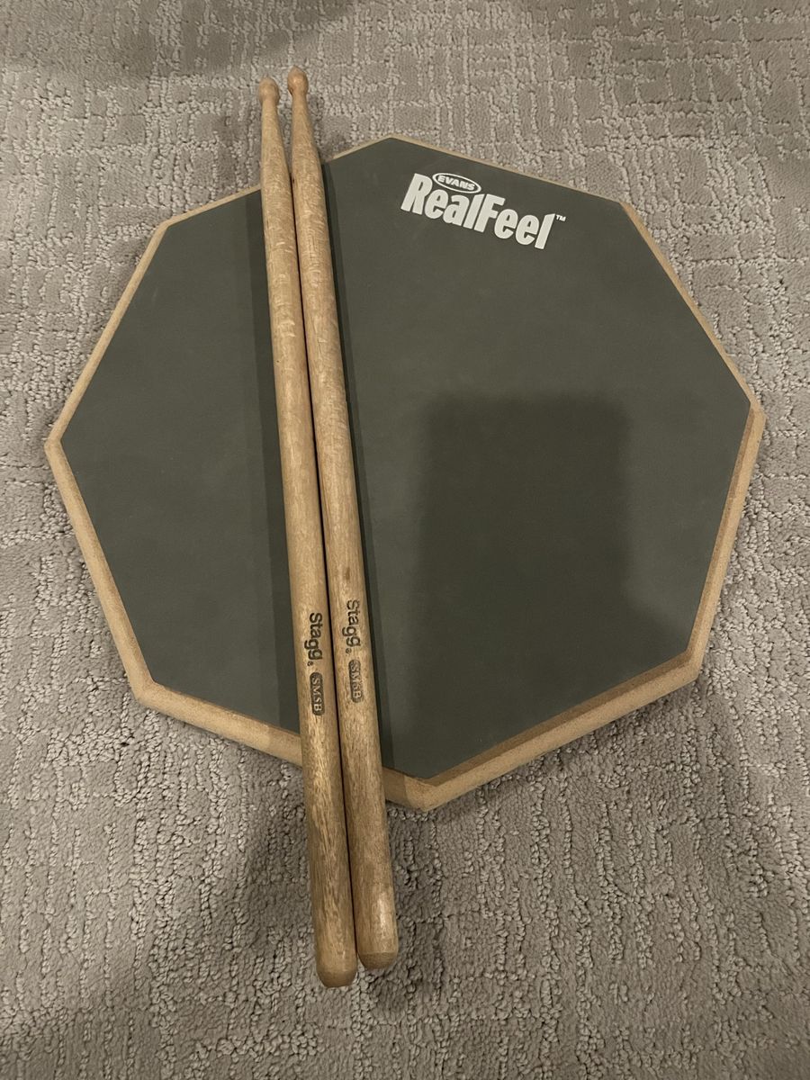 Evans RealFeel Practice Pad with Stagg SM5B Drumsticks