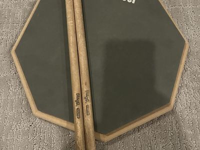 Evans RealFeel Practice Pad with Stagg SM5B Drumsticks