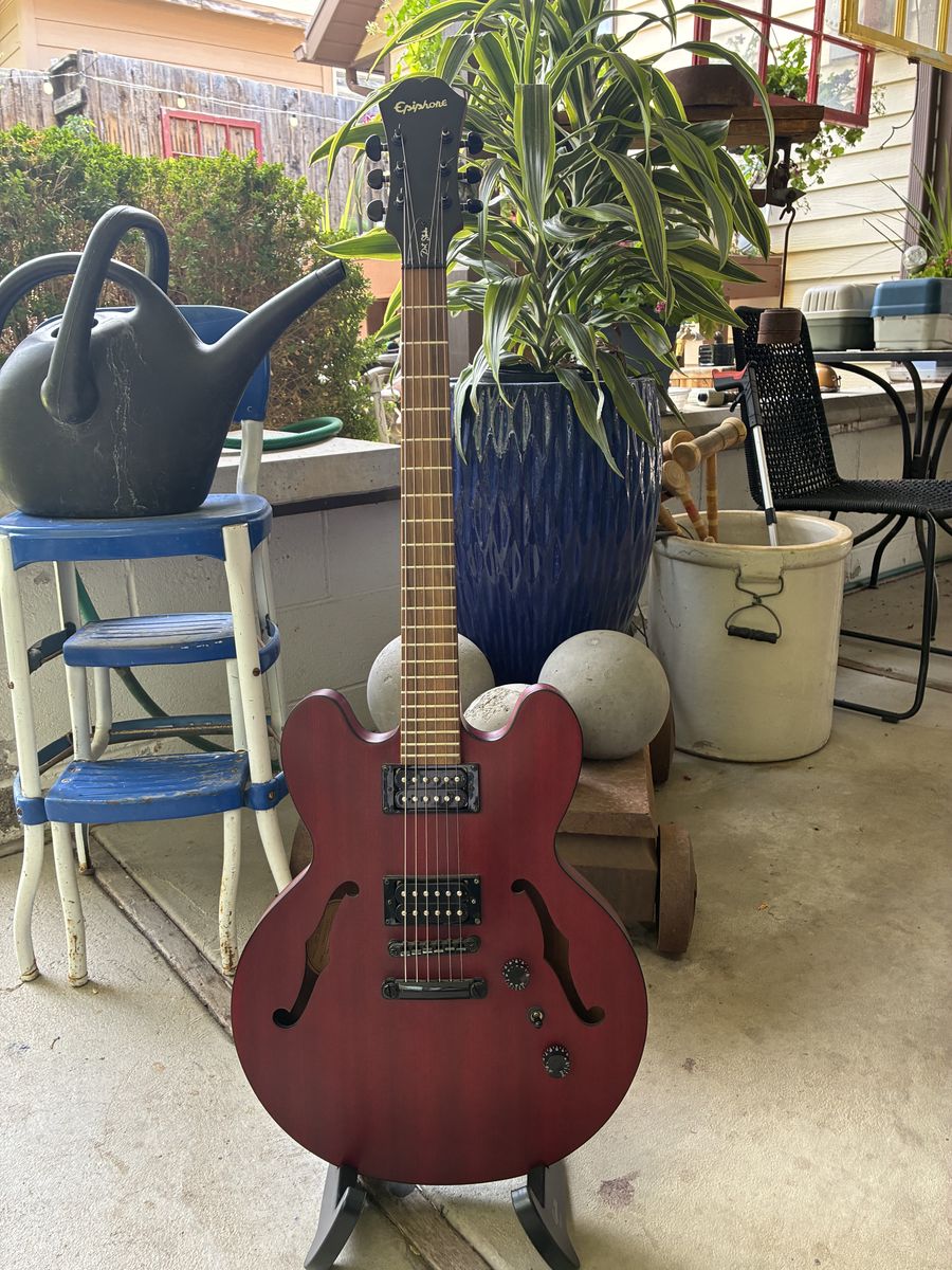 Epiphone Dot Studio, Semi-Hollow body, Electric 6 String $290