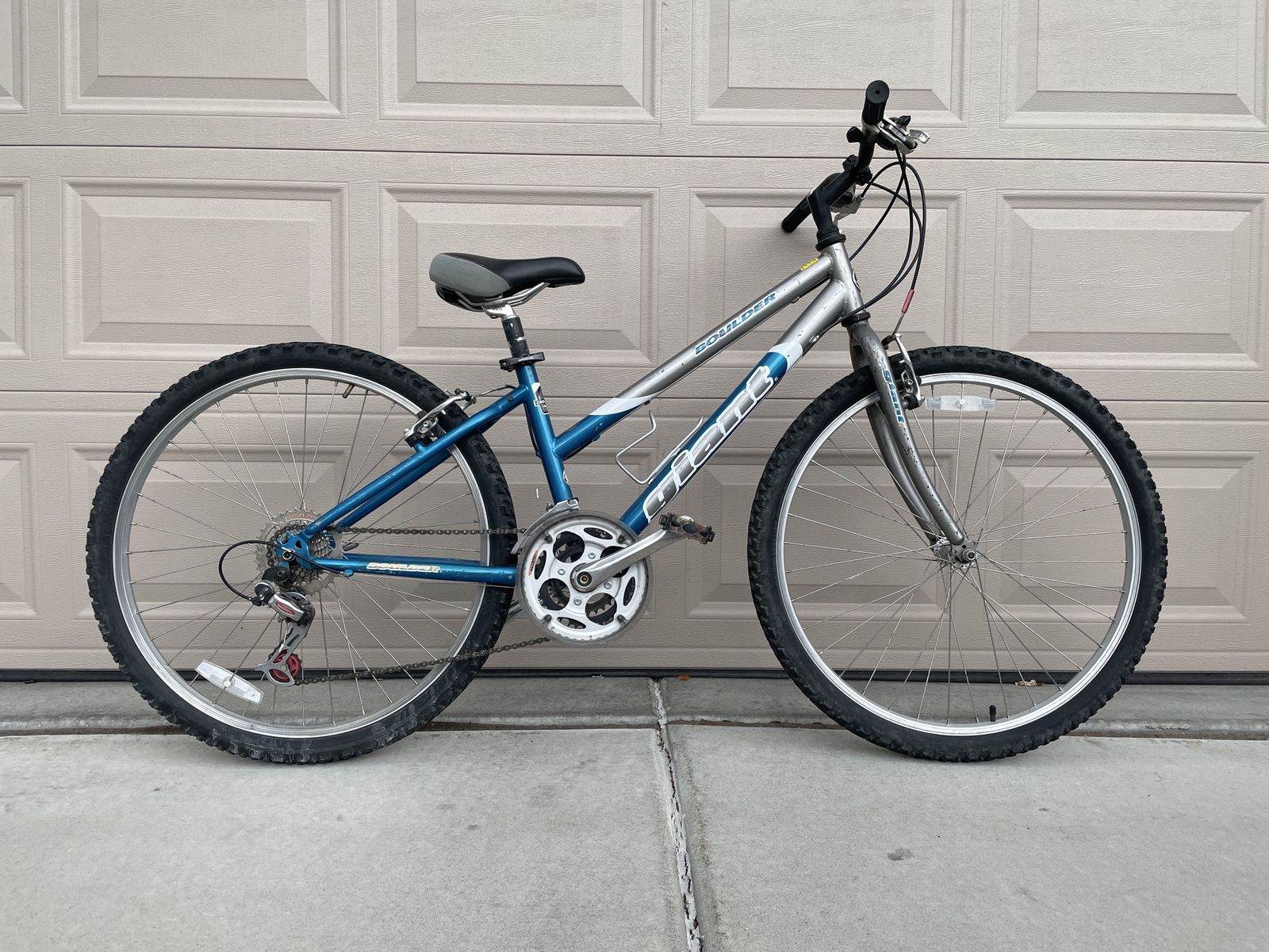 Giant Boulder 26” Women’s Mountain Bike – Size Small (14”)