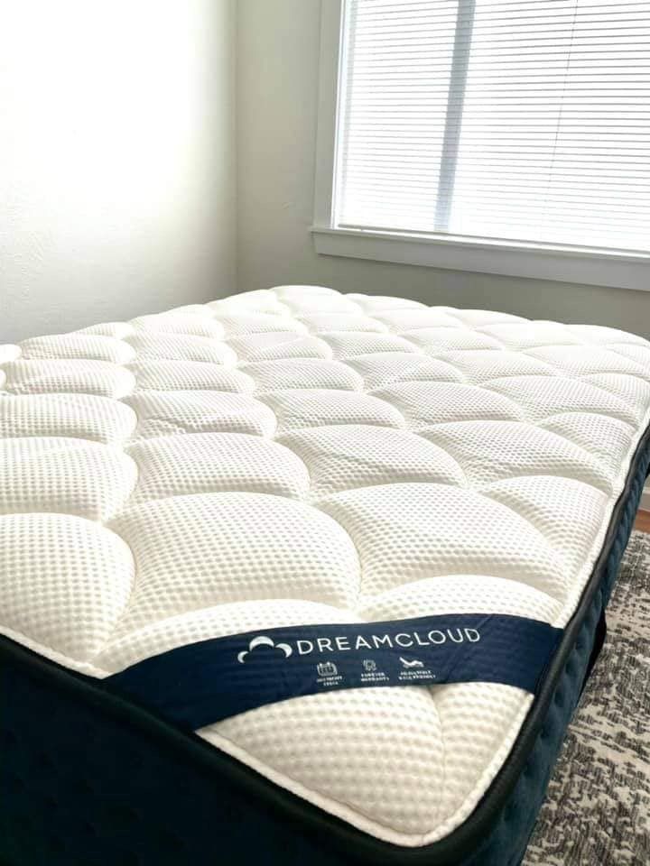 Dreamcloud, Full Size, Excellent Condition, Hybrid, Like New