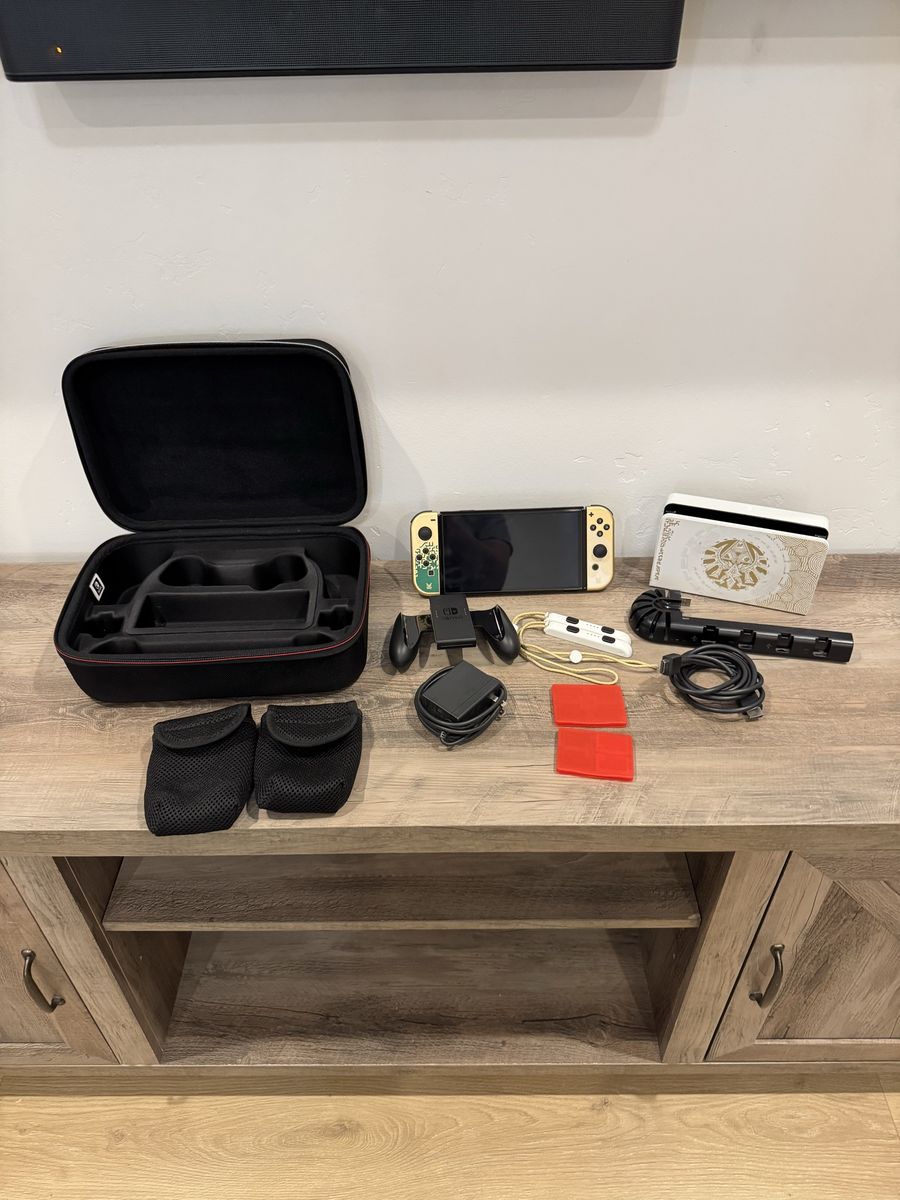 Nintendo Switch OLED - Zelda: Tears of the Kingdom Limited Edition Bundle
