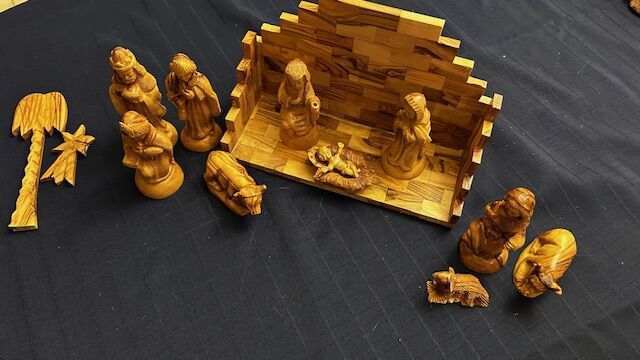 Beautiful variegated wood Nativity complete set 14 pieces Christmas Creche collectible