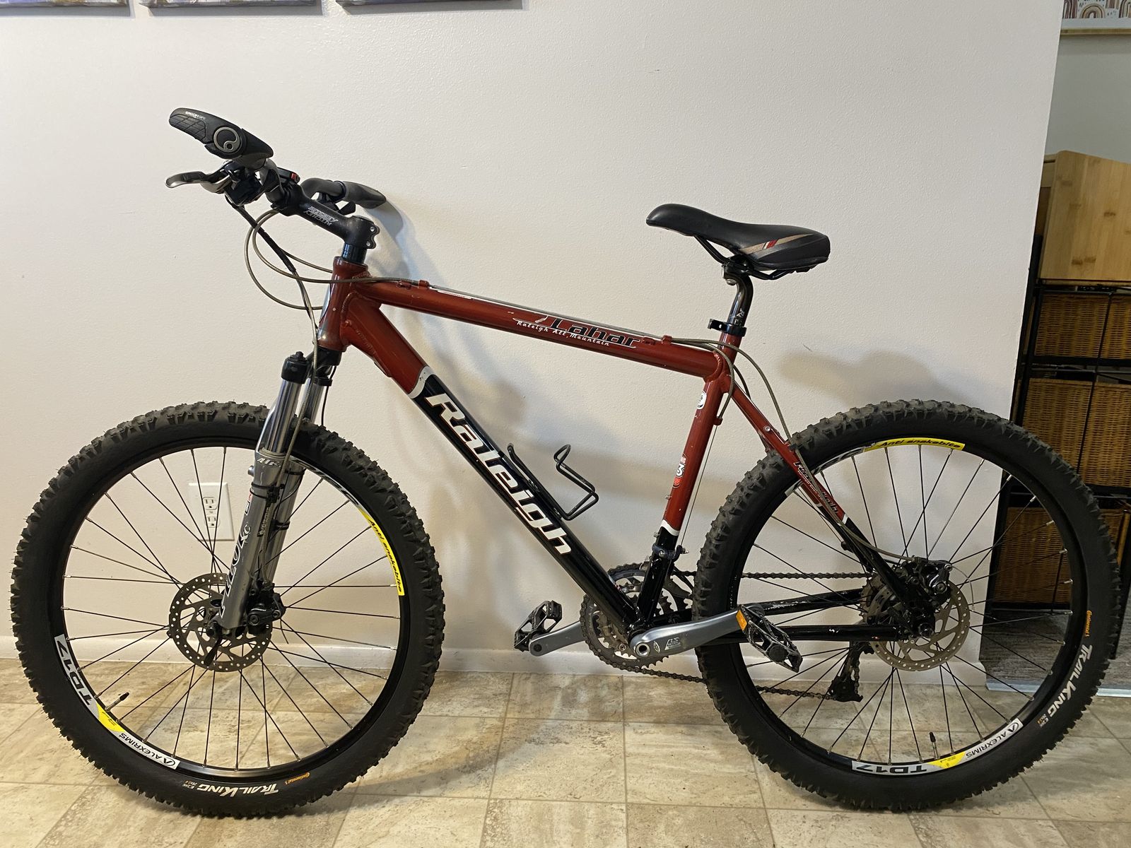 Raleigh Lahar. Shimano Deore.