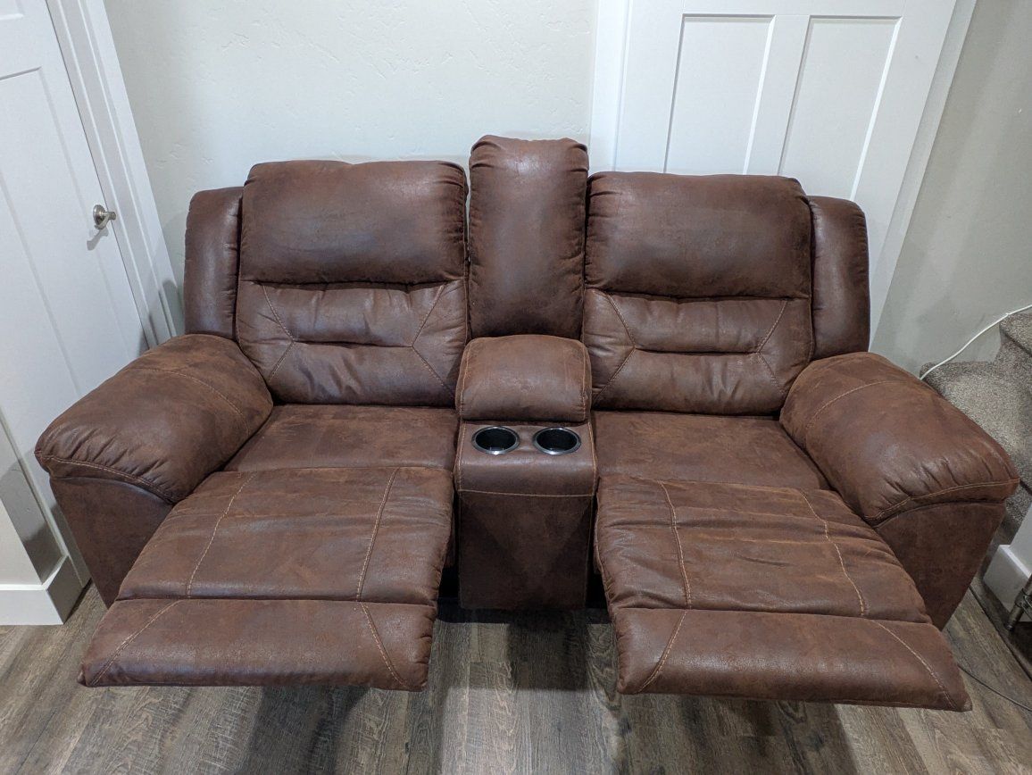 Reclining loveseat 