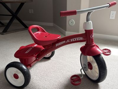 Radio Flyer Classic Red Tricycle - Kids Ride-On Toy