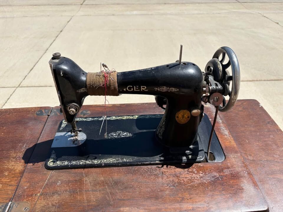 Singer Sewing machine AA727093 with original cabinet $250 cash/venmo in Draper